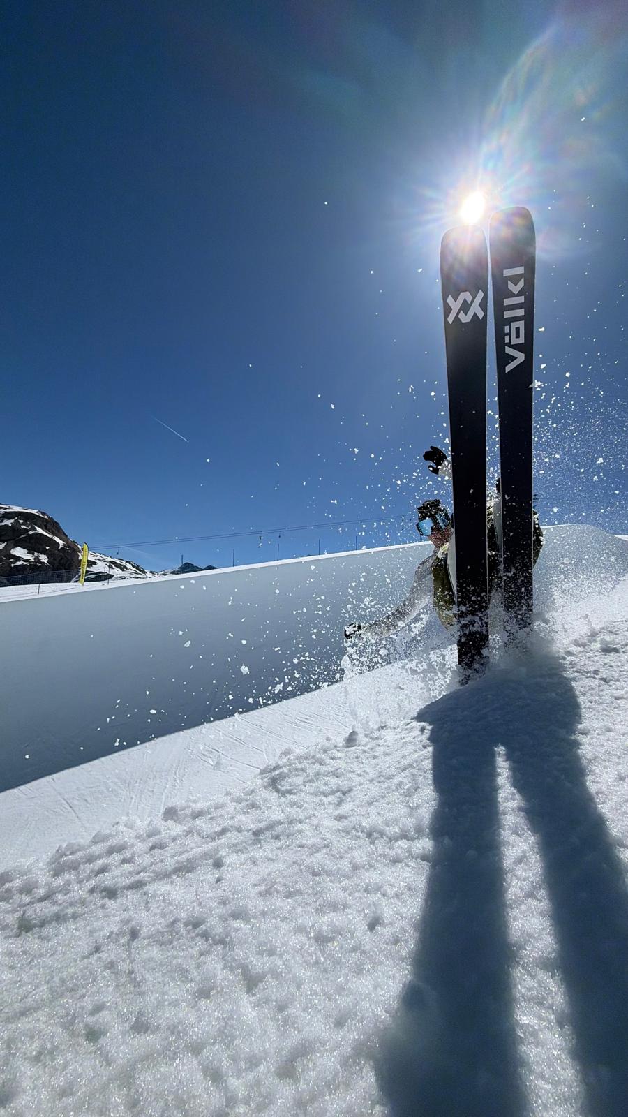 Skis Völkl plantés au sommet du mur, halfpipe de Corvatsch