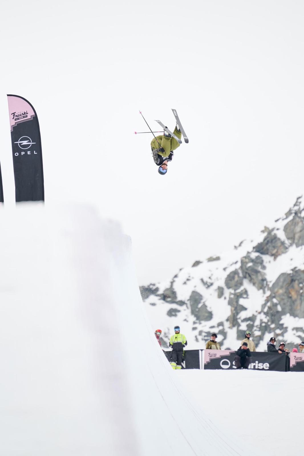 Mathéo Charrière en figure aérienne, halfpipe de Corvatsch